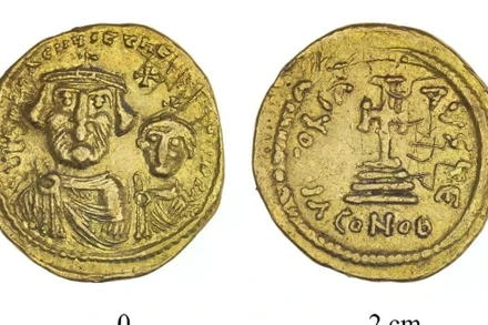 Những đồng tiền vàng hiếm có niên đại thời Byzantine được phát hiện tại di chỉ khảo cổ Hyrcania ở phía bắc sa mạc Judea. (Ảnh của COGAT)