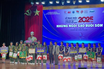 Ban tổ chức trao giải Triển vọng cho các tập thể.