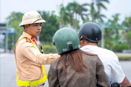 Bắt đầu từ 12 giờ trưa 18/10, lực lượng Cảnh sát giao thông Công an tỉnh Nghệ An Nghệ An đồng loạt ra quân mở đợt cao điểm kiểm tra, xử lý vi phạm nồng độ cồn trên toàn tỉnh. (Ảnh: CTV)