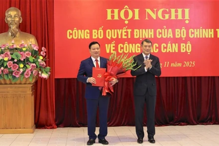 Đồng chí Lê Minh Hưng, Ủy viên Bộ Chính trị, Bí thư Trung ương Đảng, Trưởng Ban Tổ chức Trung ương trao quyết định của Bộ Chính trị, tặng hoa chúc mừng tân Bí thư Tỉnh ủy Nghệ An Nguyễn Khắc Thận.