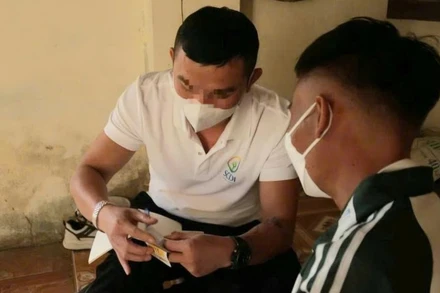 Nhân viên tiếp cận cộng đồng tại xã Quế Phong (Nghệ An) tư vấn, thuyết phục người có nguy cơ cao nhiễm HIV thực hiện xét nghiệm.