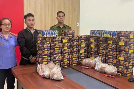 Đối tượng Trần Văn Dũng cùng tang vật tại Cơ quan Công an. (Ảnh: CÔNG AN NGHỆ AN)