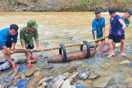 Quả bom có đường kính 30cm, dài 140cm, nặng khoảng 250kg. (Ảnh: TRỌNG KIÊN)