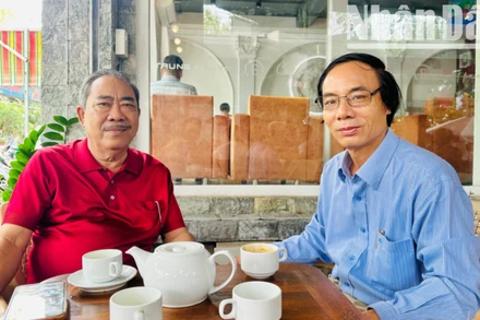 Nhà văn Phan Trung Nghĩa (áo đỏ) trò chuyện với nhà báo Trọng Duy (Báo Nhân Dân) về chủ đề: Để Bạc Liêu-Cà Mau phát triển nhanh, bền vững.