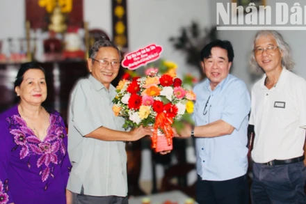 Lãnh đạo Hội Nhà báo Việt Nam tỉnh Bạc Liêu thăm, chúc mừng đồng chí Nguyễn Minh Chánh, nguyên Tổng Biên tập báo Minh Hải và Báo Bạc Liêu. (Ảnh: CTV)