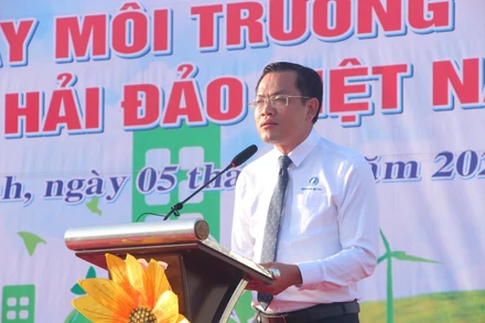 Đồng chí Ngô Vũ Thăng, Phó Chủ tịch Ủy ban nhân dân tỉnh Bạc Liêu phát biểu tại lễ mít-tinh hướng ứng Ngày Môi trường thế giới.