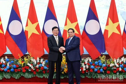 Thủ tướng Phạm Minh Chính đón Tổng Bí thư, Chủ tịch nước Lào Thongloun Sisoulith.