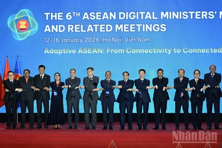 Thủ tướng và các đại biểu tham dự hội nghị.