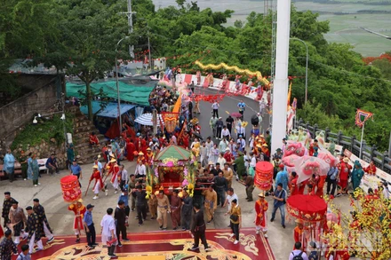 Lễ hội vía Bà Chúa Xứ núi Sam thu hút đông đảo du khách.