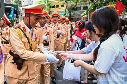 Các chiến sĩ cảnh sát giao thông chia tay người dân.