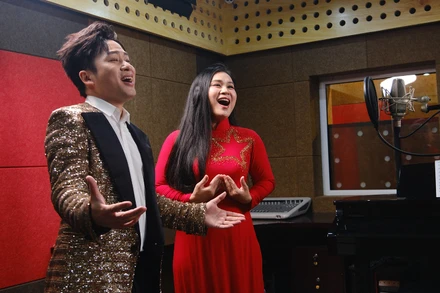 Ca sĩ Tùng Dương và Đào Tố Loan trong phòng thu cho MV. (Ảnh: NVCC)