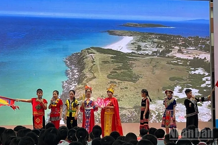 Một tiết mục trình diễn của các em học sinh tại lễ phát động.