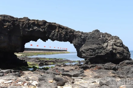 Thắng cảnh Cổng Tò Vò, đặc khu Lý Sơn, tỉnh Quảng Ngãi. (Ảnh: HIỂN CỪ)