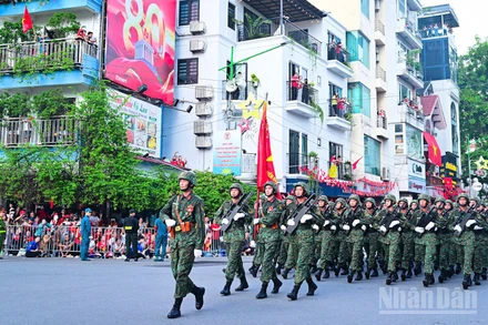 Quân đội diễu binh qua Nguyễn Thái Học. (Ảnh: BẢO LONG)