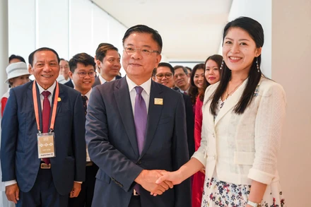 Phó Thủ tướng Lê Thành Long chào mừng Công chúa Tsuguko, đại diện Hoàng gia Nhật Bản, là khách danh dự trong Ngày Quốc gia Việt Nam tại Expo 2025. (Ảnh: Cục Hợp tác Quốc tế)