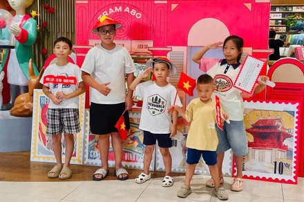 Bạn đọc check-in tại "Trạm A80 - Bạn có thư từ lịch sử". (Ảnh: Nhã Nam)