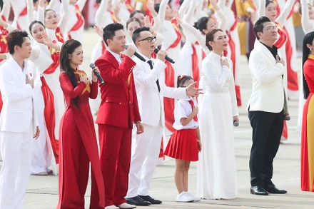 Ca sĩ Hoàng Bách (thứ 4 từ trái sang) tại tiết mục nghệ thuật trong lễ diễu binh, diễu hành mừng Quốc khánh 2/9. (Ảnh: NVCC)