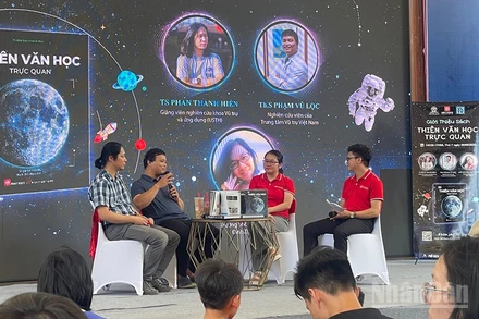 Các chuyên gia trò chuyện về khoa học vũ trụ.