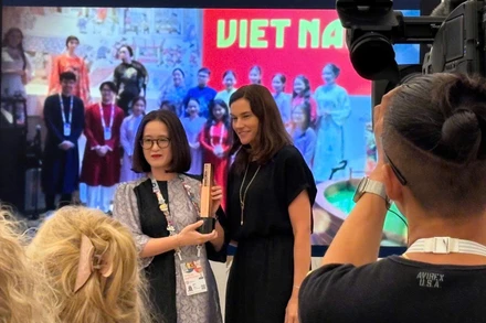 Giám đốc Nhà Triển lãm Việt Nam Đỗ Lan Phương đại diện nhận Giải Đồng hạng mục “Đội ngũ xuất sắc nhất”. (Ảnh: Cục Hợp tác quốc tế cung cấp)