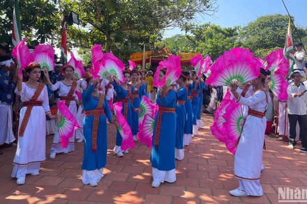 Người Chăm múa nghệ thuật trong Tết Katê. (Ảnh: THANH HẢI)