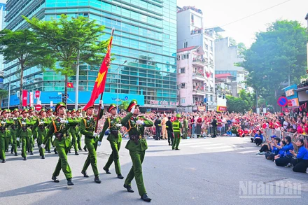 Khối các lực lượng Công an nhân dân diễu binh qua ngã tư Hai Bà Trưng-Lê Duẩn. (Ảnh: BẢO LONG)