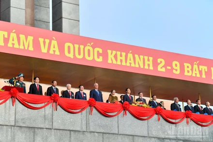 Các vị lãnh đạo Đảng, Nhà nước, khách mời quốc tế tại lễ kỷ niệm. (Ảnh: DUY LINH)