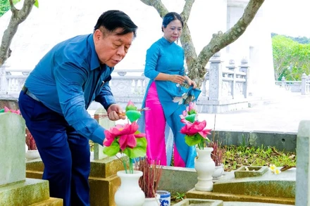 Đồng chí Nguyễn Trọng Nghĩa và đoàn đại biểu thắp hương tri ân các Anh hùng liệt sĩ.