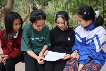 Các em học sinh của Trường phổ thông dân tộc bán trú trung học cơ sở Mỹ Lý, tỉnh Nghệ An, cùng nhau ôn bài sau giờ học trên lớp.