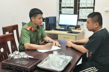 Công an làm việc với anh L.T.S. về thông tin sai sự thật anh này đăng tải trên Facebook cá nhân. (Ảnh: Công an Nghệ An)