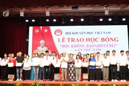 Các đồng chí Nguyễn Sinh Hùng, nguyên Ủy viên Bộ Chính trị, nguyên Chủ tịch Quốc hội; Nguyễn Thị Doan, nguyên Ủy viên Trung ương Đảng, nguyên Phó Chủ tịch Nước, Chủ tịch Trung ương Hội Khuyến học Việt Nam trao học bổng “Học không bao giờ cùng” cho các đại biểu.