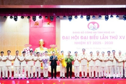 Thượng tướng Lê Quốc Hùng, Ủy viên Trung ương Đảng, Thứ trưởng Công an và Bí thư Tỉnh ủy Nghệ An Nguyễn Đức Trung tặng hoa chúc mừng các đồng chí được bầu vào Ban Chấp hành Đảng bộ Công an tỉnh Nghệ An khóa XV, nhiệm kỳ 2025-2030. 
