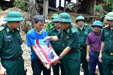 Trung tướng Lê Đức Thái cùng Đoàn công tác thăm hỏi, trao hỗ trợ các gia đình bị thiệt hại ở bản Xiềng Tắm, xã Mỹ Lý.