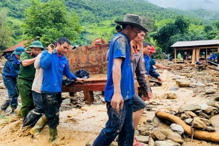 Đoàn viên, thanh niên là một trong những lực lượng chủ lực trong khắc phục hậu quả mưa lũ sau bão số 3 ở Nghệ An.