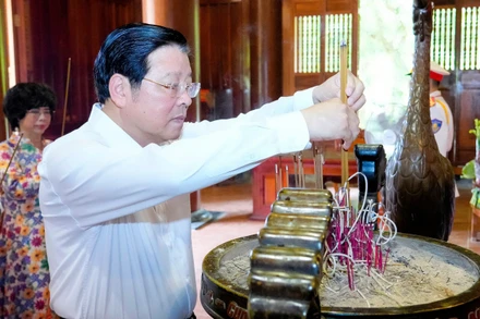 Đồng chí Phan Đình Trạc dâng hương tưởng niệm Chủ tịch Hồ Chí Minh tại Khu Di tích quốc gia đặc biệt Kim Liên.