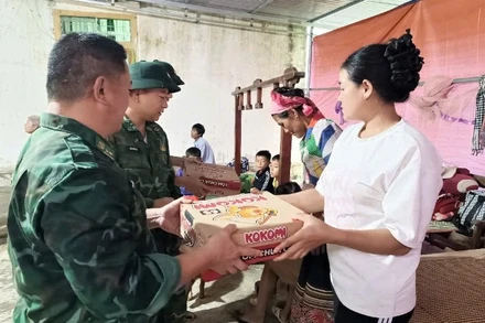 Đồn Biên phòng Na Ngoi cùng cấp ủy, chính quyền xã Na Ngoi lắp 100m đường ống thoát nước nhằm ngăn ngừa ứ đọng nước gây sạt lở tại bản Tẳng Phăn; đồng thời tuyên truyền, hỗ trợ 6 hộ gia đình di dời tạm thời trước nguy cơ bị sạt lở.