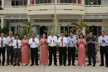 Đồng chí Nguyễn Hồ Hải, Ủy viên Trung ương Đảng, Bí thư Tỉnh ủy Cà Mau (đứng giữa) thăm Trường cao đẳng Y tế Bạc Liêu, nhân Ngày Thầy thuốc Việt Nam.