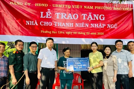 Đồng chí Tô Việt Thu, Thường vụ Tỉnh ủy Cà Mau, Bí thư Đảng ủy phường Bạc Liêu trao tặng nhà cho đại diện gia đình tân binh Mã Đức Toàn. (Ảnh: TRỌNG DUY)