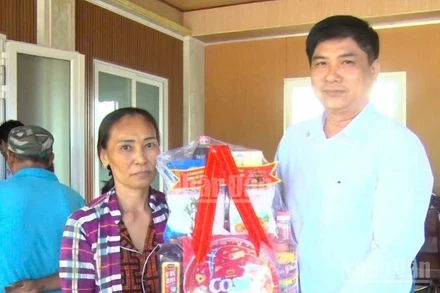 Đồng chí Dương Quốc Sử, Giám đốc Agribank Chi nhánh Bạc Liêu, trao quà Tết tặng các hộ có hoàn cảnh khó khăn.