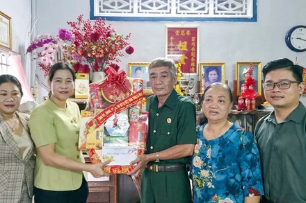 Đồng chí Tô Việt Thu, Thường vụ Tỉnh ủy Cà Mau, Bí thư Đảng ủy phường Bạc Liêu và đoàn công tác thăm, chúc Tết đồng chí Hoàng Minh Đức, bệnh binh, được trao tặng Huân chương Kháng chiến vẻ vang, hiện là Chi hội trưởng Cựu chiến binh.