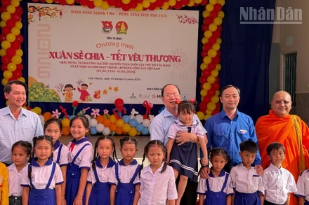 Đồng chí Nguyễn Hồ Hải (đứng giữa, đeo kính), Ủy viên Trung ương Đảng, Bí thư Tỉnh ủy Cà Mau dự Chương trình "Tết sum vầy - Xuân ơn Đảng" tại xã Vĩnh Phước.