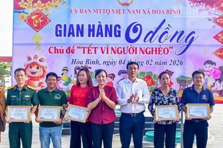 Lãnh đạo xã Hòa Bình, tỉnh Cà Mau tại buổi lễ trao quà "Tết vì người nghèo".
