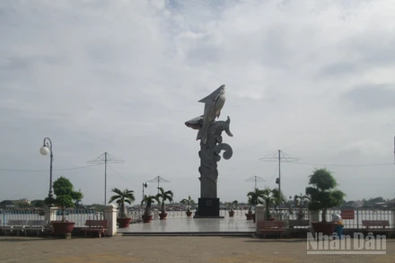 Tượng đài cá basa gần ngã ba sông Châu Đốc.