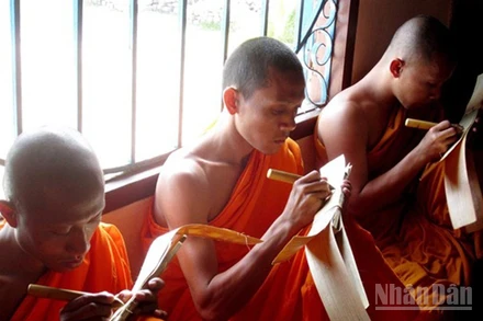 Các sư học cách viết chữ trên kinh lá buông.