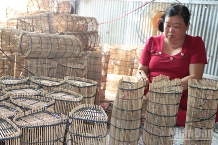 Làng nghề lợp lươn xã Cần Đăng giúp nhiều người có thu nhập ổn định,