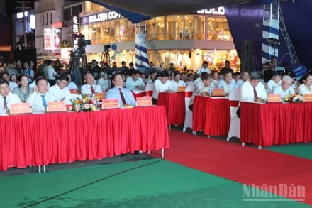 Các đại biểu và khách mời tại lễ khai mạc diễn đàn OCOP vùng Đồng bằng sông Cửu Long.