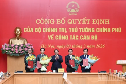 Thủ tướng Phạm Minh Chính trao quyết định, tặng hoa các đồng chí mới được bổ nhiệm.