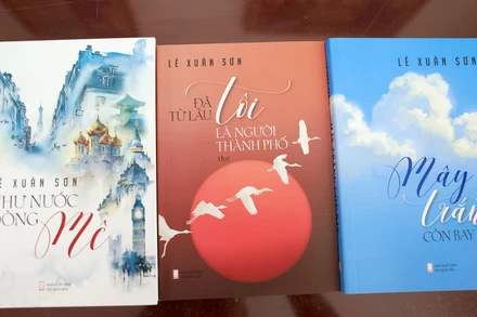 Bộ ba tác phẩm của nhà báo Lê Xuân Sơn. (Ảnh: NHƯ Ý)