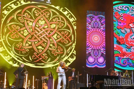 Secret Garden chơi nhạc trên nền những hình ảnh gợi nhớ vănhóa Việt Nam. (Ảnh: THẾ ĐẠI)