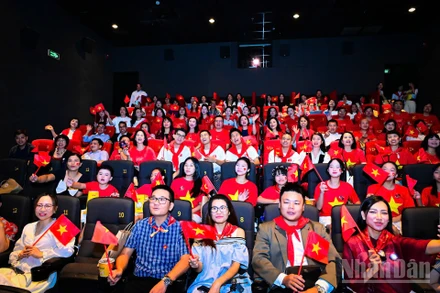 Khán giả phủ đỏ rạp chiếu phim với cờ đỏ sao vàng. (Ảnh: BẢO LONG)