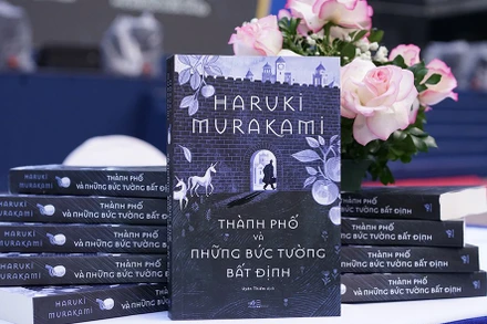 Cuốn sách "Thành phố và những bức tường bất định". (Ảnh: Nhã Nam)